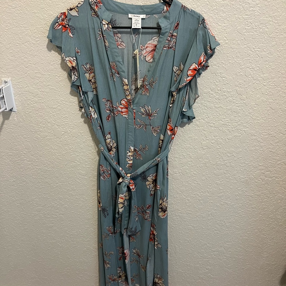 Esley midi dress from local boutique. Brand new with tags. Size M.